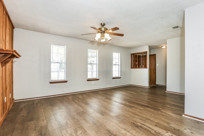 Building Photo - 896 Hacienda Dr
