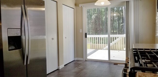 Building Photo - 4 bedroom plus den, living room and family room. North Thurston School Disctrict.