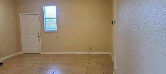 Building Photo - 405 Majestic Way
