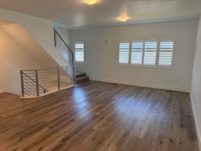 Building Photo - Beautiful townhome