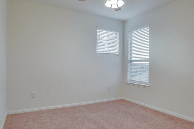 Building Photo - 717 Kingston Pl