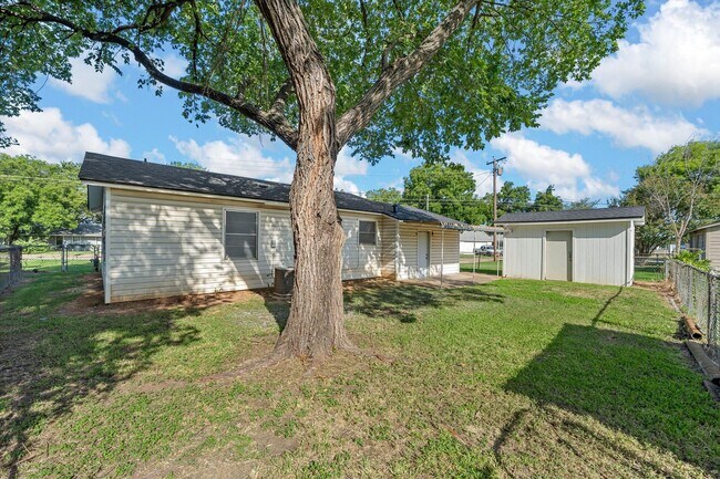 Building Photo - Updated 2 Bedroom in Connally ISD