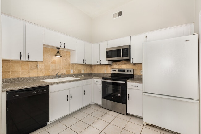 Building Photo - 10438 High Hollows Dr