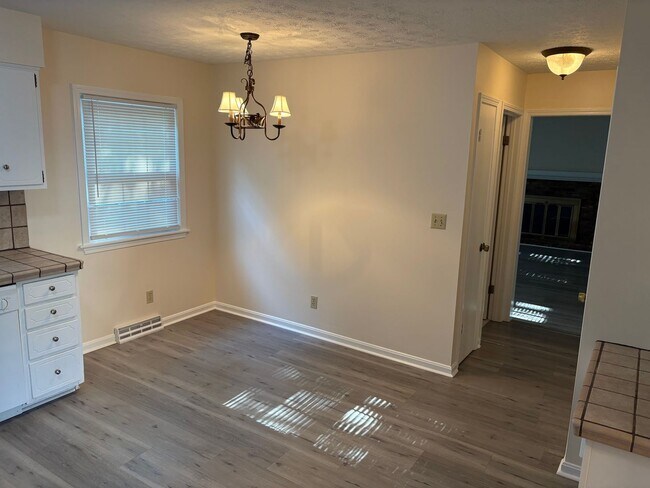 Building Photo - Beautiful 4 Bedroom 2 1/2 Bathroom Home