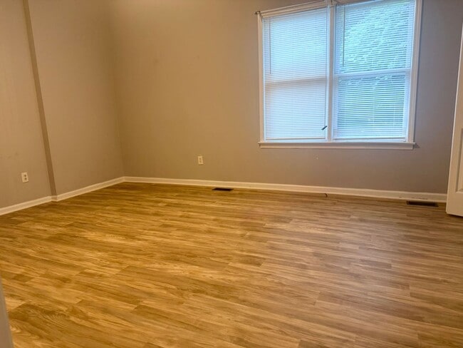Building Photo - Section 8 Accepted! Available Now !  One Bedroom apartment in Gastonia!
