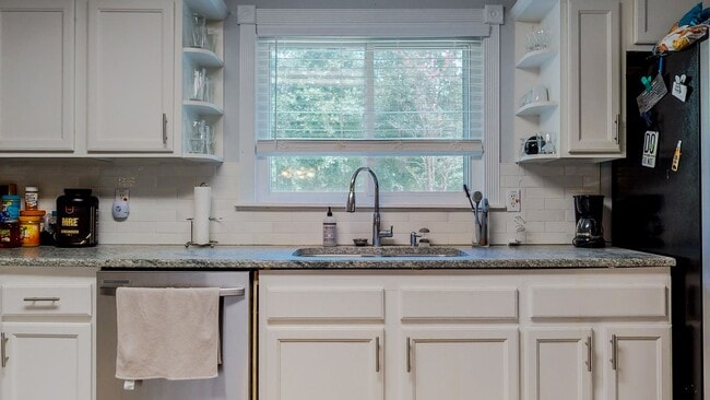 Building Photo - Charming Updated Home in Bluewater Bay – N...
