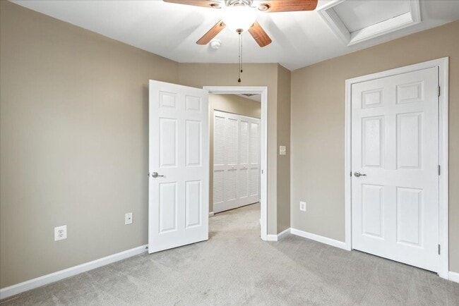 Building Photo - Charming 3-Level Townhome