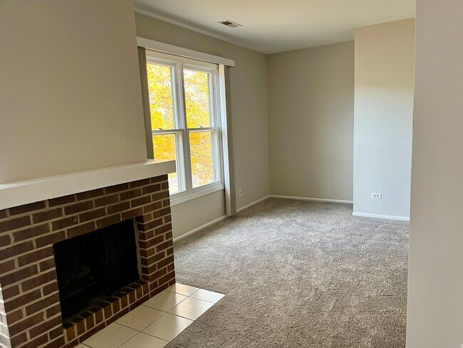 Building Photo - 240 Southwick Ct