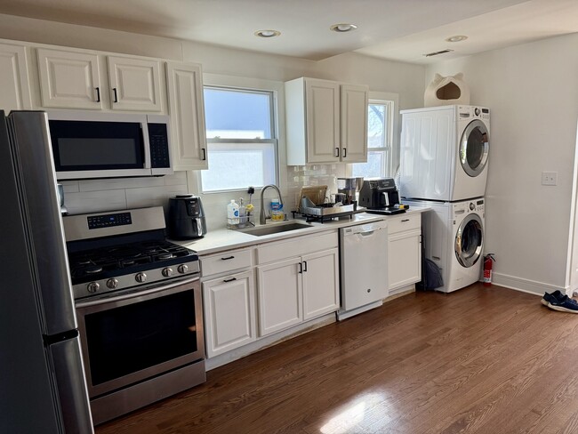 Building Photo - 4954 W Cullom Ave