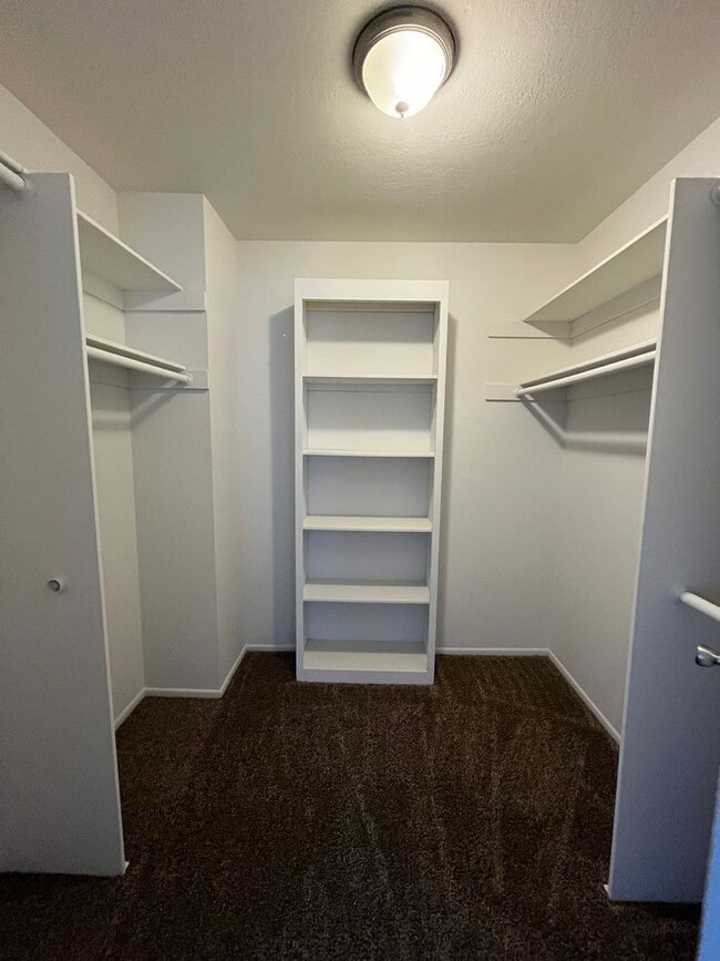 Building Photo - Northridge 3+2.5 in gated community w/pool...