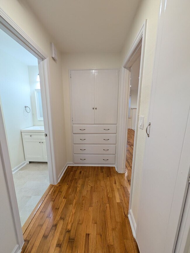 Building Photo - 1002 S 12th St