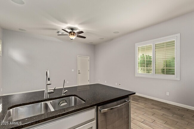 Building Photo - 947 E Dumbarton Ave
