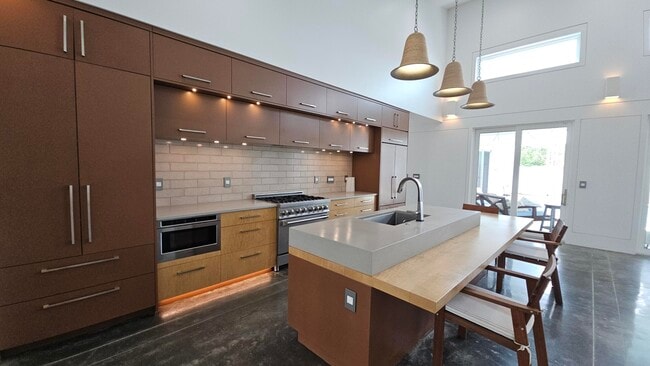 Building Photo - 63 1st Ct