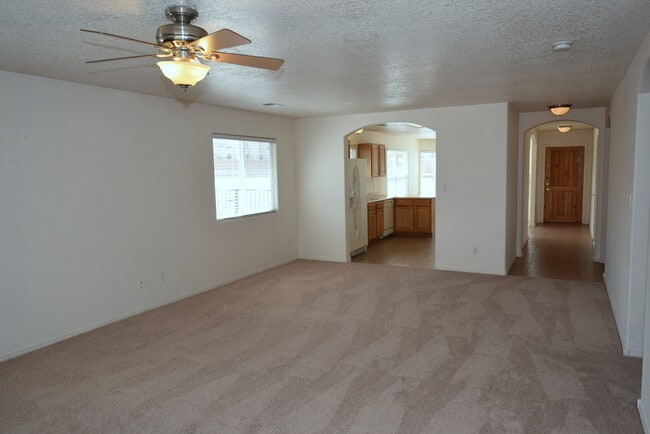 Building Photo - Amazing 3 Bedroom Home Near KAFB!