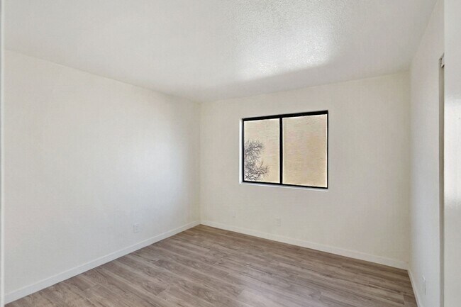 Building Photo - 3 Bed, 2.5 Bath Henderson Beauty