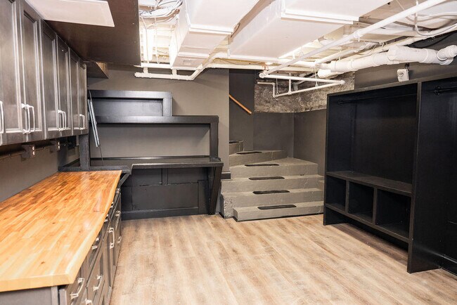 Building Photo - 275 S Limestone