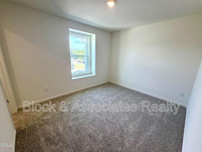 Building Photo - 2040 Oakdale Dr