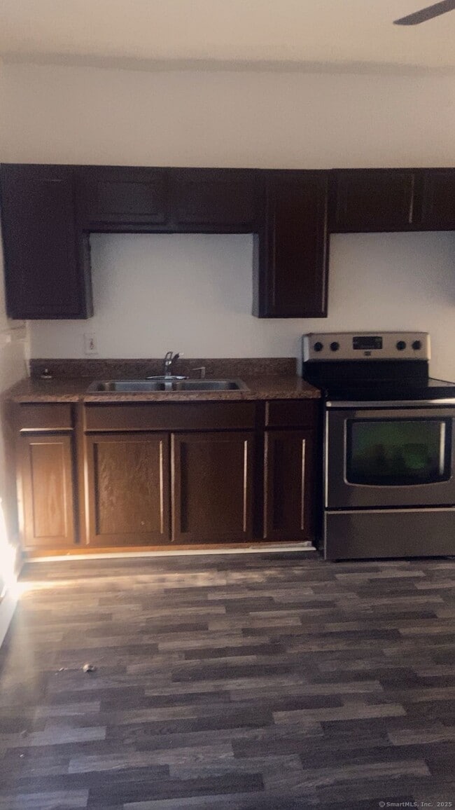 Primary Photo - 6 E Raymond St