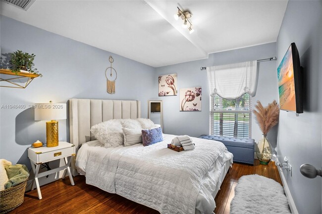 Building Photo - 505 Maplewood Dr