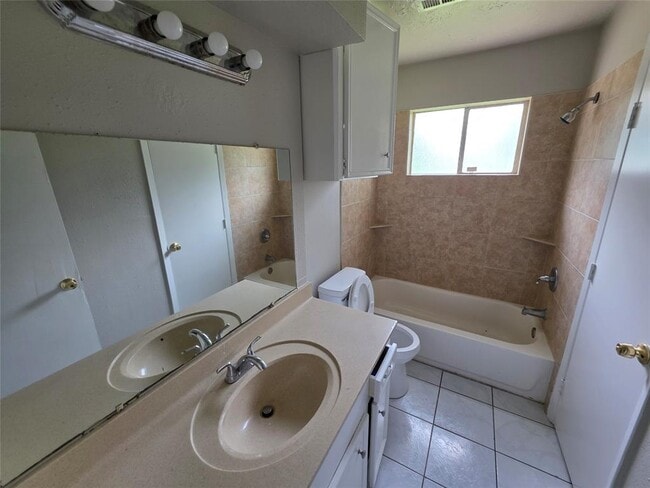 Building Photo - 9723 Huntington Way Dr
