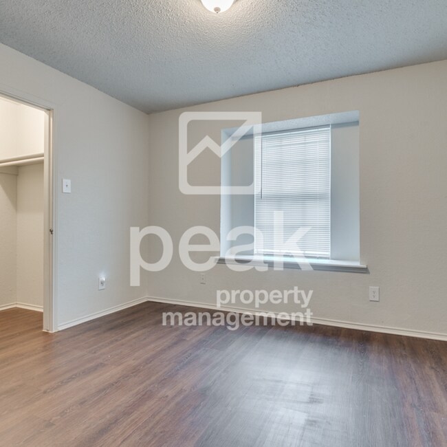 Building Photo - $1395! 2 Bed/ 2 Bath Duplex!