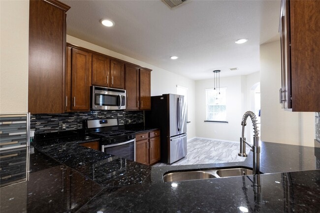 Building Photo - 6442 Wilshire Lakes