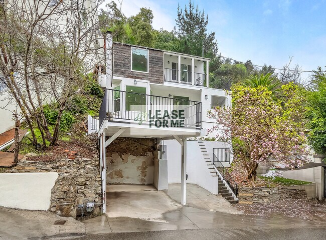 Building Photo - 9848 Portola Dr