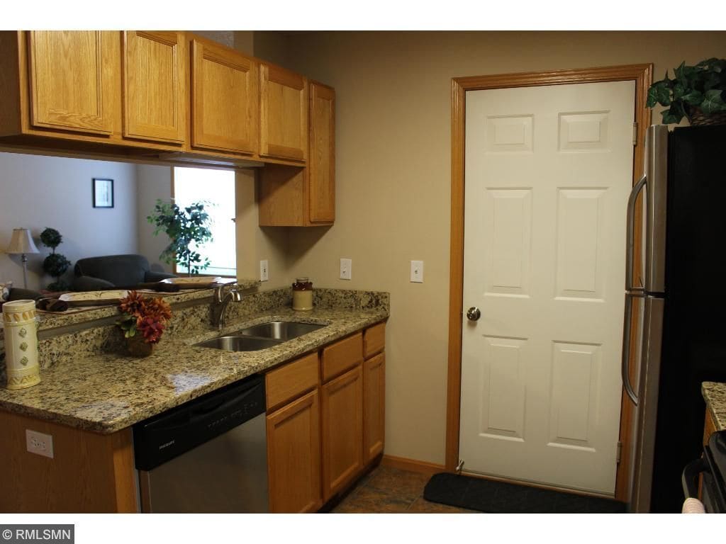 Open concept to living room, perfect for hosting - 4415 Naper Bay