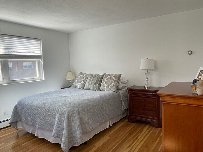 Building Photo - 32 Whitman Rd