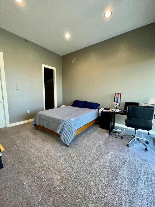 Building Photo - COMING SOON! Stunning 2-Bed, 2-Bath Condo ...