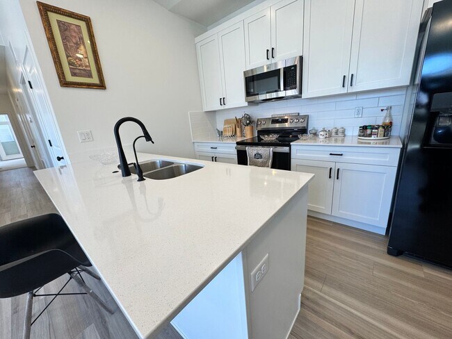 Building Photo - 3 Bed Condo In Desert Color!