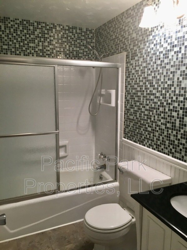 Building Photo - 9403 Shenandoah Dr