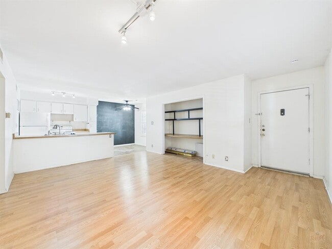 Building Photo - 910 Duncan Ln