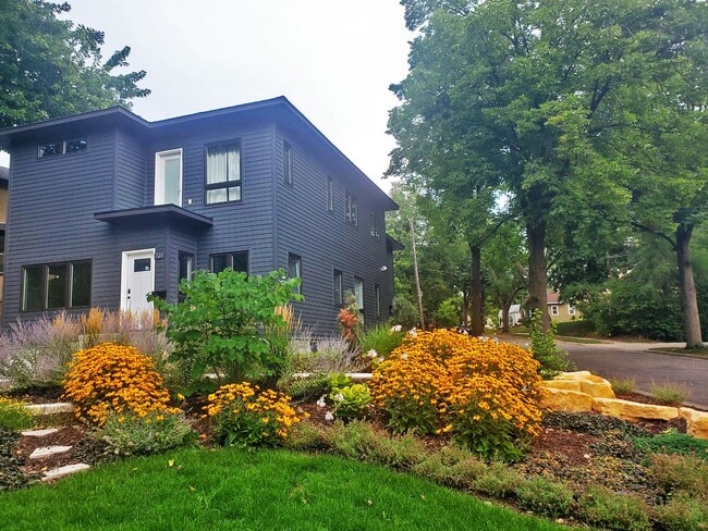 Building Photo - Rare Minnehaha Parkway rental Beautiful th...
