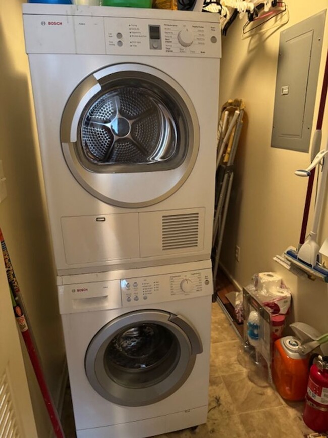 Building Photo - Apartment Located Minutes from Downtown Le...