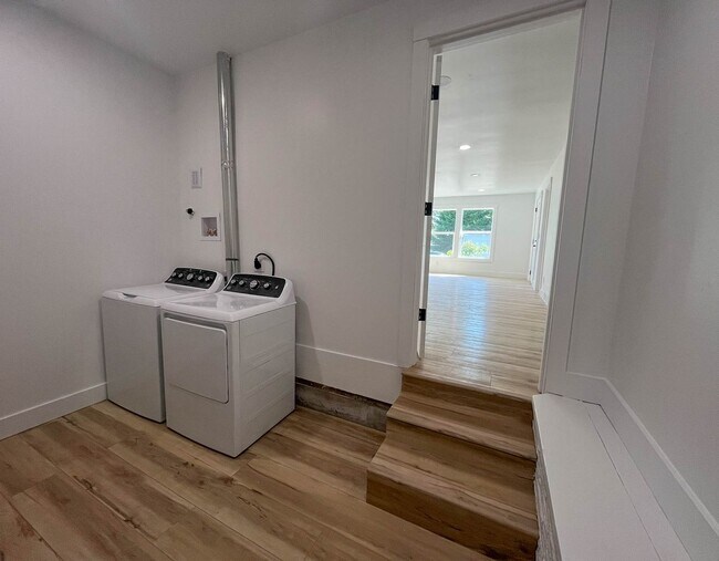 Building Photo - Charming NE Portland Apartment Near Parks, Shops & Transit