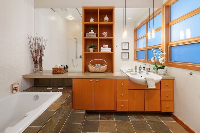Building Photo - 3bd/2ba Seattle Home