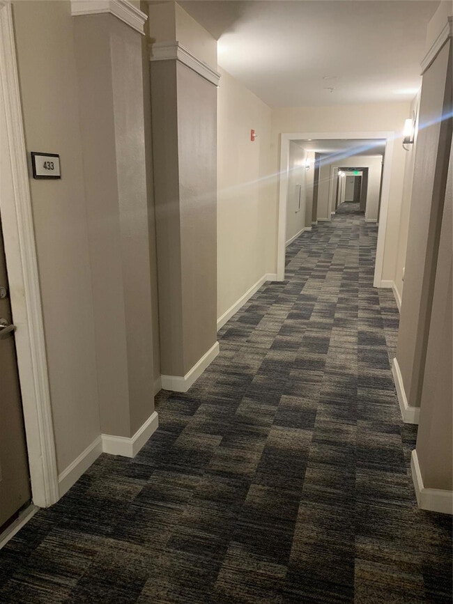 Building Photo - 533 NE 3rd Ave