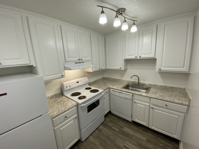 Building Photo - 1005 Hickory Hill Ln