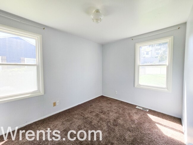 Building Photo - charming 2-bedroom, 1-bathroom ranch-style...