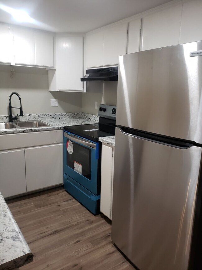 Building Photo - Renovated 2 bed / 1 bath with washer/dryer...