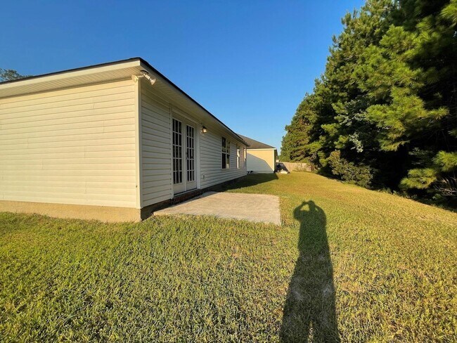 Building Photo - $400 Move In Discount! Comfortable 3-Bedroom Home with Open Layout