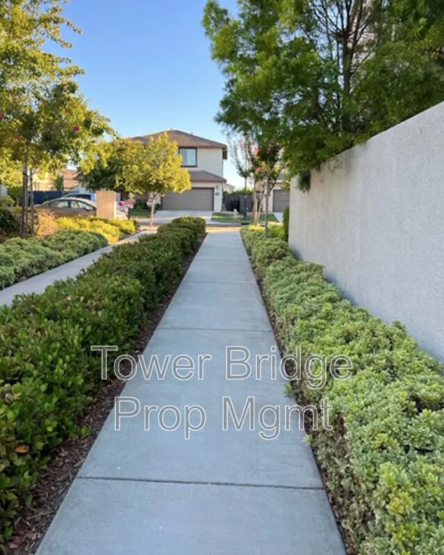 Building Photo - 3057 Village Park Dr