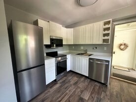 Building Photo - 131 Elm St