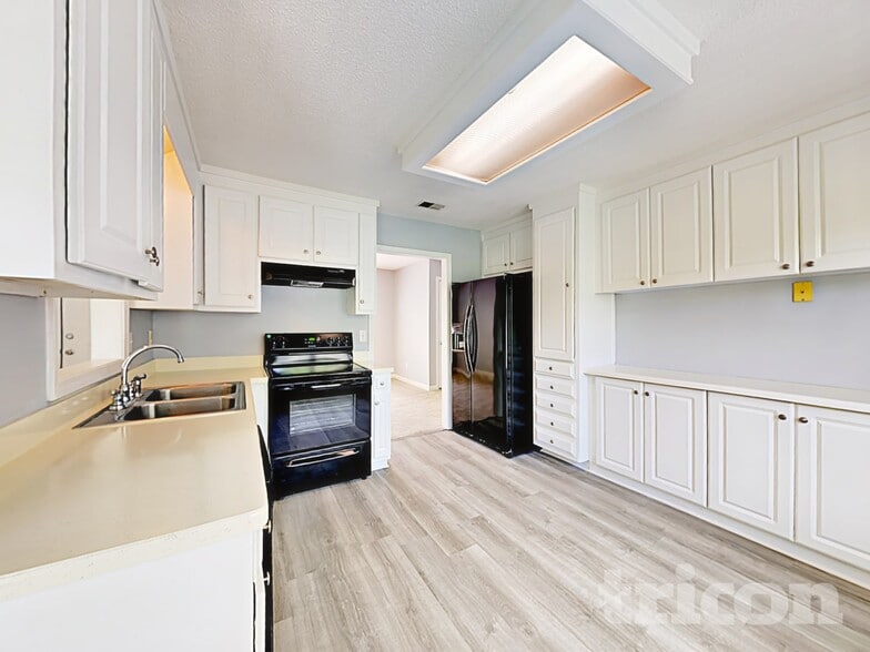 Building Photo - 623 Bowling Ln