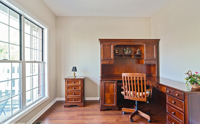 Building Photo - 544 W Parkside Dr