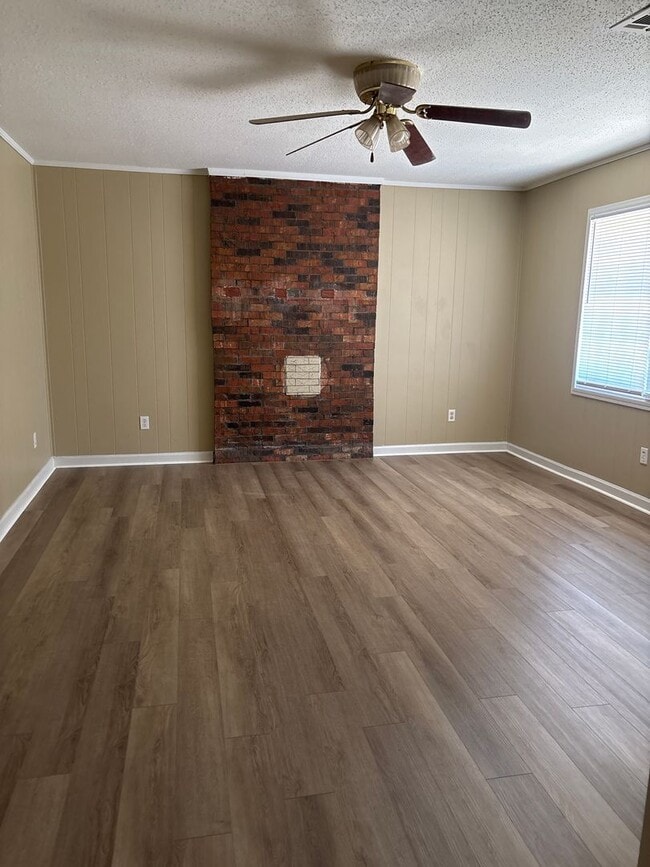 Building Photo - Pecan Grove 3/2