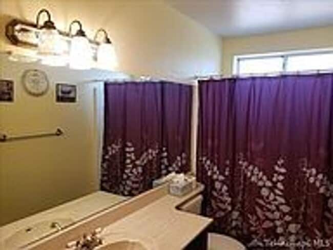 Building Photo - Beautiful 3/2 in Oak Knolls