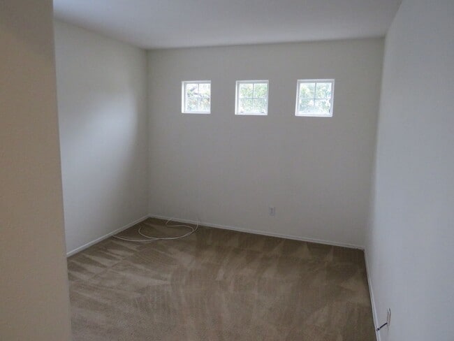 Building Photo - Autumn Glenn Large Two Story Home Near Sho...