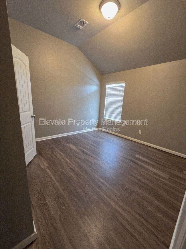 Building Photo - 2213 Ailsa Rd